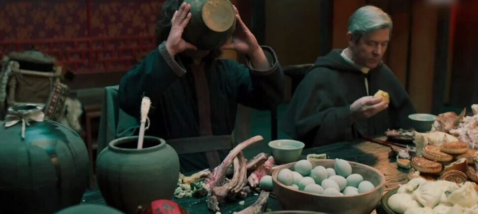 The ire of viewers was stoked by scenes showing characters eating mooncakes, century eggs, and Chinese dumplings and alcohol in a Chinese-style house decorated with numerous Chinese items. (screenshot from 
