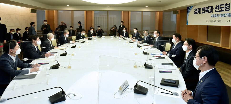 South Korean Prime Minister Kim Boo-kyum talks to business leaders at a roundtable meeting Thursday at the office of the Korea Chamber of Commerce and Industry in Seoul. (pool photo)