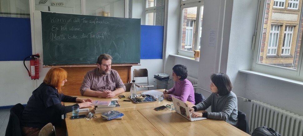 1995년 설립한 독립출판사 페어브레허(Verbrecher Verlag, 범죄자 출판사)에서 설립자 외르크 준더마이어씨가 인터뷰를 하고 있다. 맨 왼쪽은 공동경영자 크리스티네 리스타우 대표. 사진 남은주