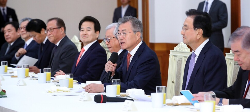 President Moon Jae-in greets members of a veteran advisory group for the inter-Korean summit preparation committee prior to a lunch meeting at the Blue House on Apr. 12. (Blue House Photo Pool)