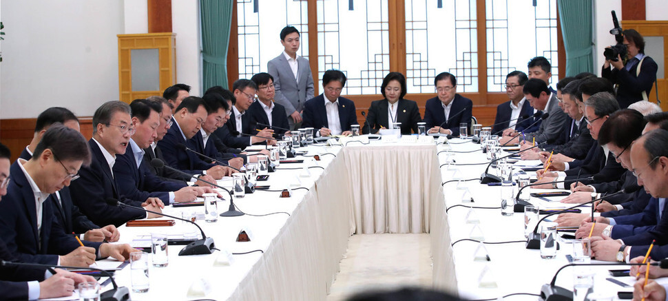 South Korean President Moon Jae-in meets with the heads of South Korea’s top companies at the Blue House on July 10. (Blue House photo pool)