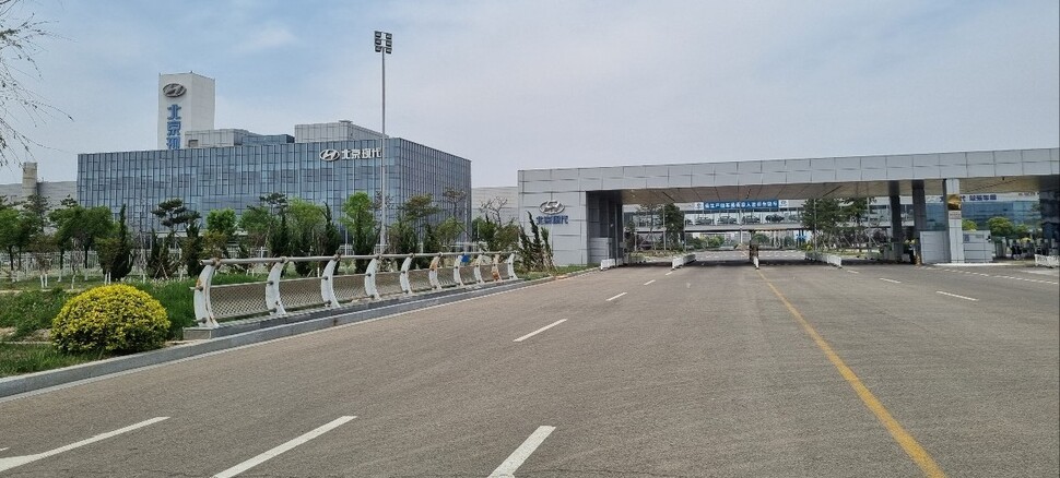 지난 11일 오후 중국 허베이성 창저우의 현대차 공장 정문. 이날 생산을 하지 않아 오가는 차가 없었다. 창저우/최현준 특파원