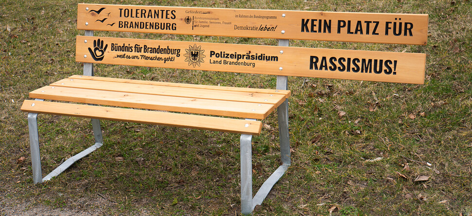 한 시민단체가 브란덴부르크 주 곳곳에 설치하는 ‘인종차별주의자는 앉을 자리가 없습니다’라고 적힌 톨레랑스 의자. tolerantes.brandenburg.de