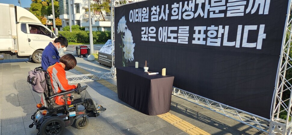 Two people take a moment of silence at a memorial altar for victims of the Itaewon crowd crush set up by a local organization in Gwangju on Oct. 31. (Kim Yong-hee/The Hankyoreh)
