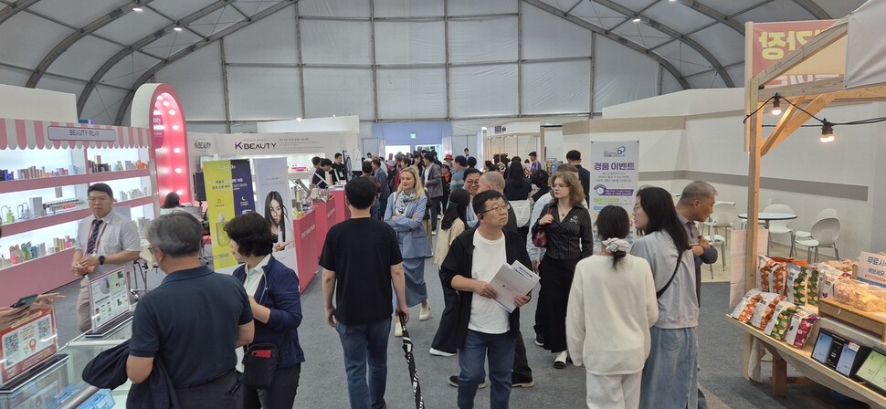 2025년 9월20일 개막한 ‘제천국제한방천연물산업엑스포’에 국내외 관람객이 한방, 약초, 천연물 관련 제품 등을 둘러보고 있다. 2025 제천국제한방천연물산업엑스포 조직위원회 제공