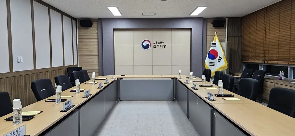 화물연대-CU 원청 단체교섭 막판 난항...30일 새벽까지 협상 계속 - 뉴스 썸네일 이미지