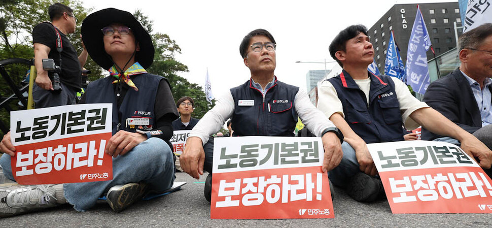민주노총 조합원들이 30일 오후 서울 여의도 국회 앞에서 결의대회를 열어 노동기본권 보장 입법을 국회에 요구하고 있다. 김정효 기자
