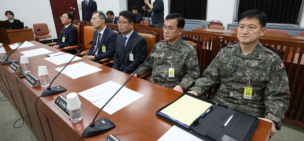 국가정보원 김남우 기조실장(왼쪽부터), 황원진 2차장, 윤오준 3차장, 여인형 전 국군방첩사령관, 이경민 방첩사령관 직무대리가 12월7일 오전 서울 여의도 국회에서 열린 정보위원회 전체회의에 출석하고 있다. 연합뉴스