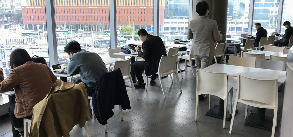 People dining at a distance from each other at a food court in Seoul Station on Apr. 22. (Yonhap News)