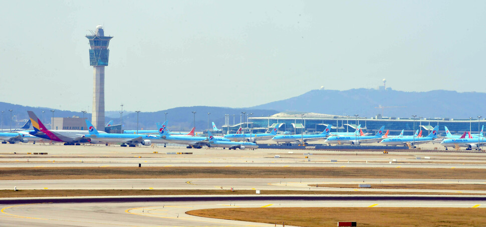 2020년 4월2일 코로나19 여파로 하늘길이 막힌 가운데 인천국제공항 2터미널에 여객기들이 서 있다. 공동취재사진