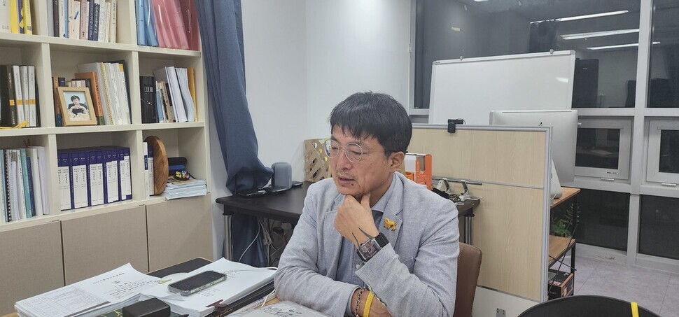 Jang Hun, who lost his son Jun-hyeong in the sinking of the Sewol ferry in 2014, speaks to the Hankyoreh from his office in Goyang, Gyeonggi Province, on April 2, 2024. (Jung Hwan-bong/The Hankyoreh)