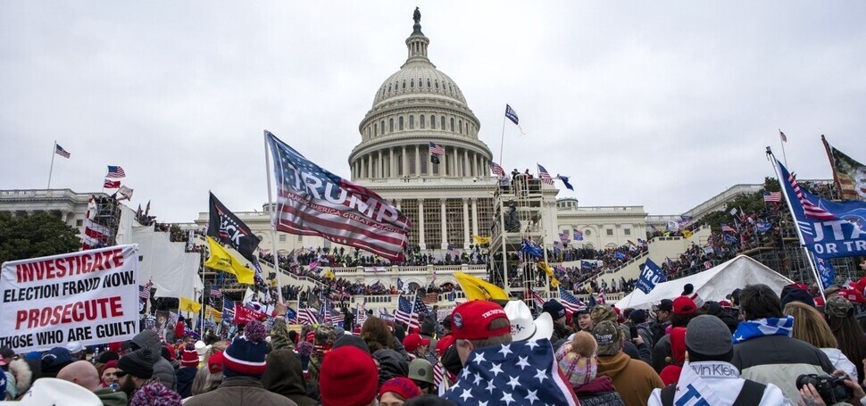 Trump supporters occupy the Capitol building in Washington, DC, on Jan. 6, 2021, claiming that the 2020 presidential election had been stolen. (AP/Yonhap)