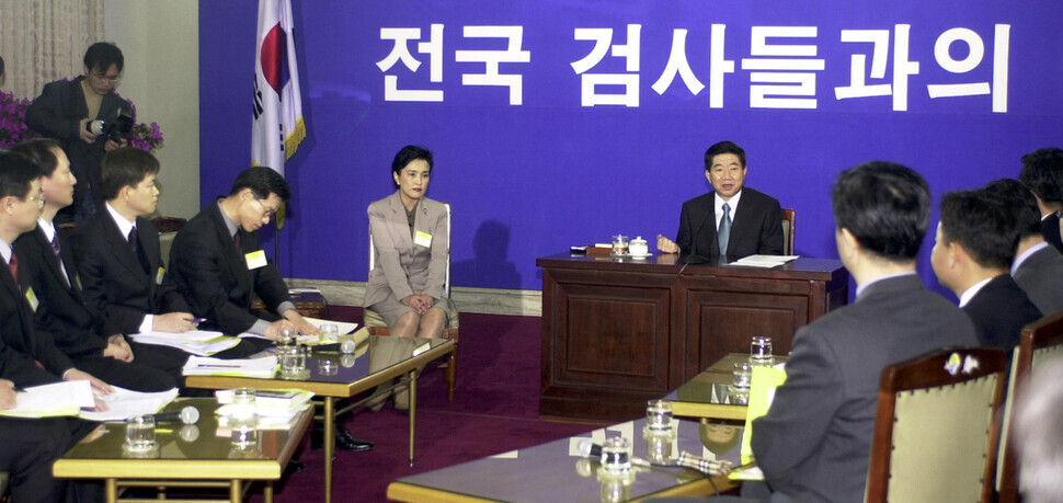 President Roh Moo-hyun speaks with prosecutors in 2003. (Hankyoreh archives)