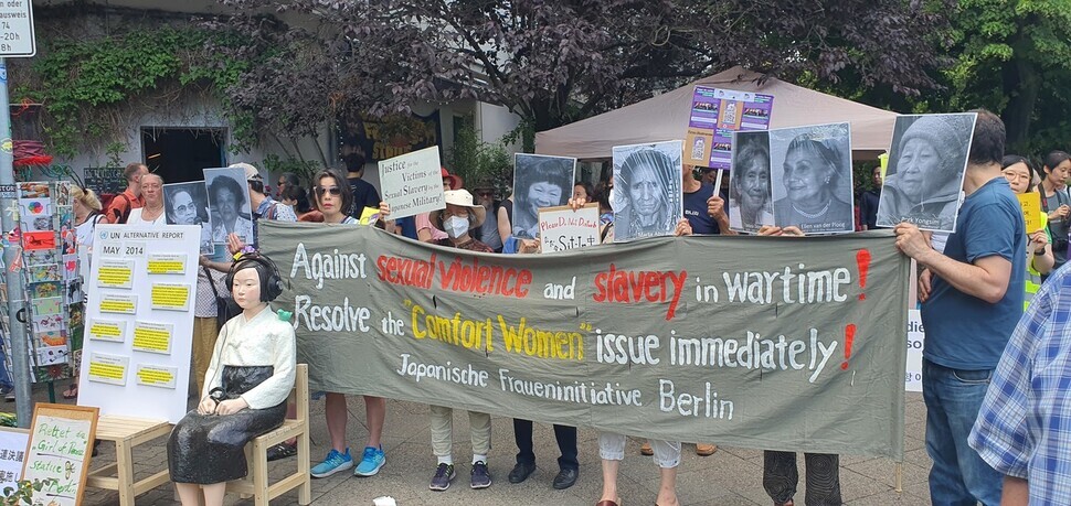 Human rights groups in Berlin hold a protest calling for the permanent installation of the Statue of Peace in response to protests by visiting right-wing groups from Korea. (Nam Eun-joo/The Hankyoreh)
