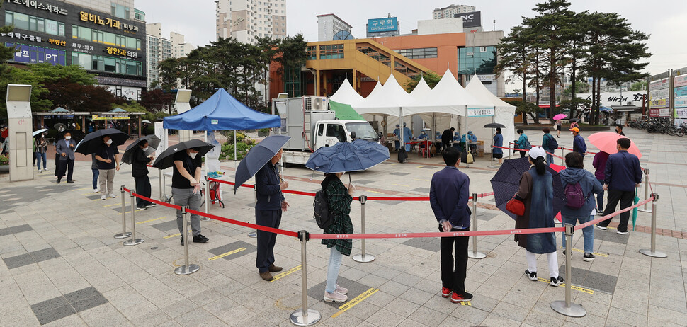 20일 오전 서울 구로역 광장에 마련된 임시선별검사소에서 외국인 및 시민 등이 검체 검사를 위해 대기하고 있다. 연합뉴스