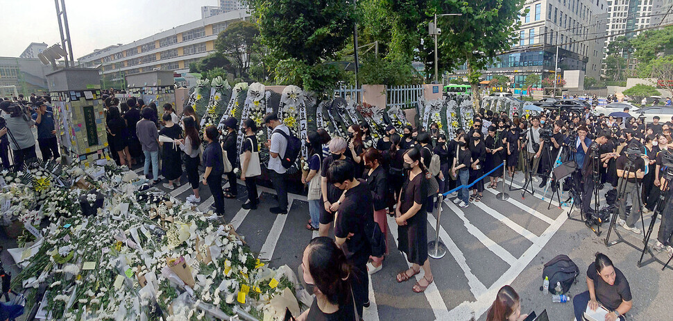 People fill the sidewalk outside an elementary school in Seoul’s Seocho District on July 20 to mourn the passing of a teacher found dead in her classroom from an apparent suicide. (Baek So-ah/The Hankyoreh)