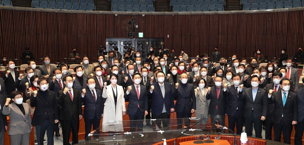 윤석열 국민의힘 대선 후보가 6일 오전 국회에서 열린 의원총회에서 의원들과 함께 ‘변화와 단결’을 강조하는 구호를 외치고 있다. 김봉규 선임기자