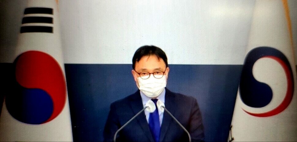 Choi Young-sam, the spokesperson for the Ministry of Foreign Affairs, delivers a press briefing on March 31. (Lee Je-hun/The Hankyoreh)