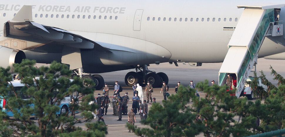 문무대왕함의 장병들이 공군 다목적 공중급유수송기(KC-330) 2호기에서 내려 차량으로 이동하고 있다. 성남/강창광 선임기자