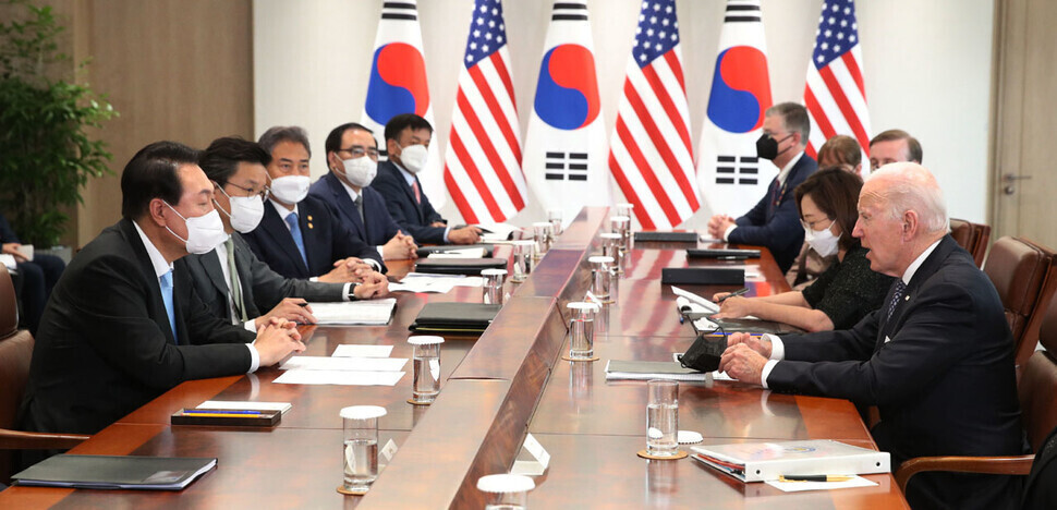 President Yoon Suk-yeol holds a summit with US President Joe Biden at the presidential office in Yongsan on May 21, 2022. (presidential office pool photo)