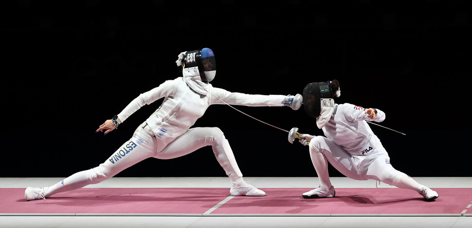 27일 일본 지바 마쿠하리 메세B홀에서 열린 도쿄올림픽 펜싱 여자 에페 단체 대한민국 대 에스토니아 결승전. 한국 최인정이 득점하고 있다. 연합뉴스