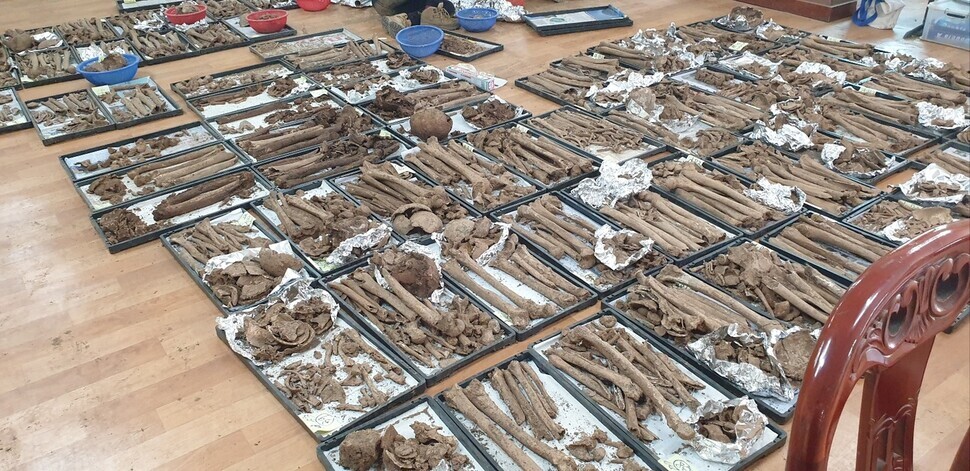 Remains of the victims of the valley in Gollyeong Valley that have been recovered by the exhumation team. (Choi Ye-rin/The Hankyoreh)