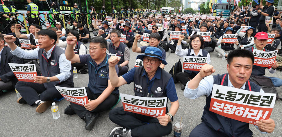 민주노총 조합원들이 30일 오후 서울 여의도 국회 앞에서 결의대회를 열어 노동기본권 보장 입법을 국회에 요구하고 있다. 김정효 기자