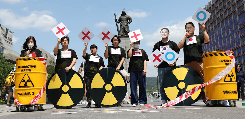 Members of Korean environmental groups protest Japan’s plan to dump wastewater from the Fukushima Daiichi nuclear power plant into the ocean with signs and a skit in Seoul’s Gwanghwamun Plaza on May 19. (Kim Jung-hyo/The Hankyoreh)