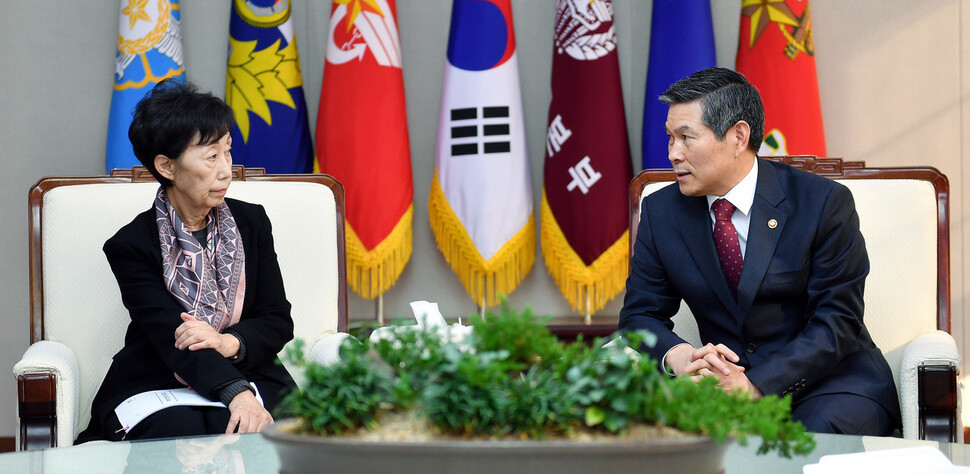 National Human Rights Commission of Korea (NHRCK) Chair Choi Yeong-ae (left) discusses humane alternatives to military service with Defense Minister Jeong Kyeong-doo at the Ministry of National Defense on Nov. 19. (provided by the Ministry of National Defense)