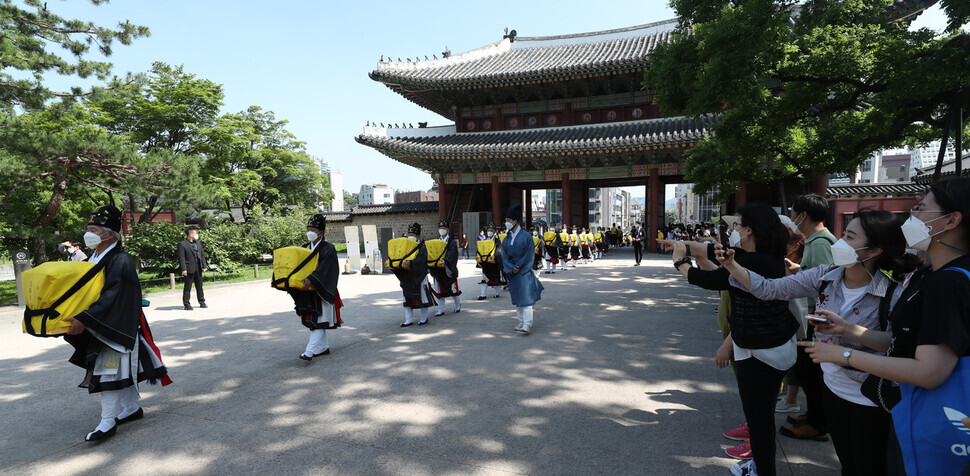 Members of the Jongmyo Rites Preservation Society carry memorial tablets from Jongmyo to Changdeok Palace on Saturday. (Kang Chang-kwang/The Hankyoreh)