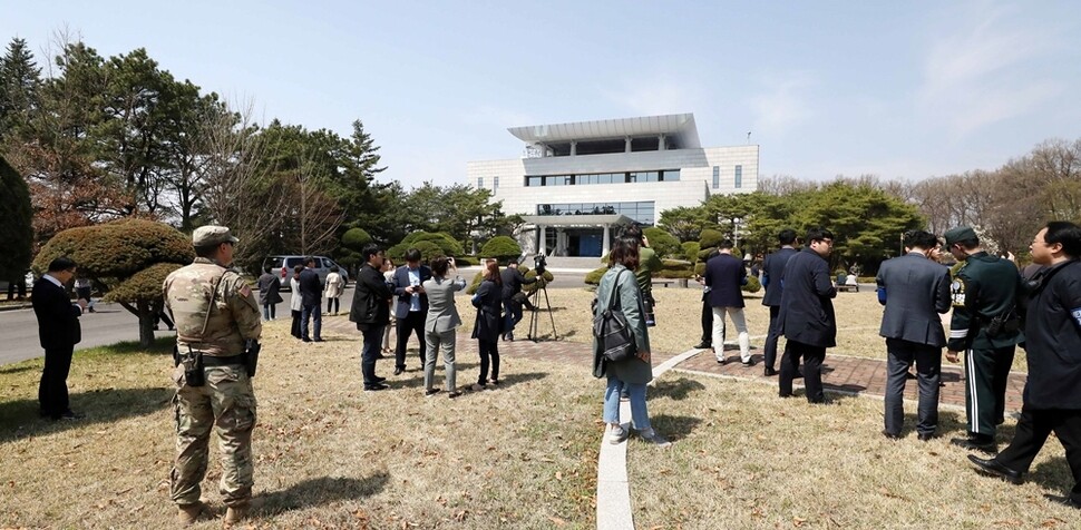 4월27일 3차 남북 정상회담이 열리는 판문점 남쪽 지역 평화의 집 외부를 4월18일 기자들이 둘러보고 있다. 청와대사진기자단