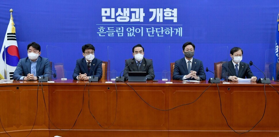 Democratic Party floor leader Park Hong-keun speaks at a meeting of confirmation hearing officials at the National Assembly on April 13. (Yonhap News)