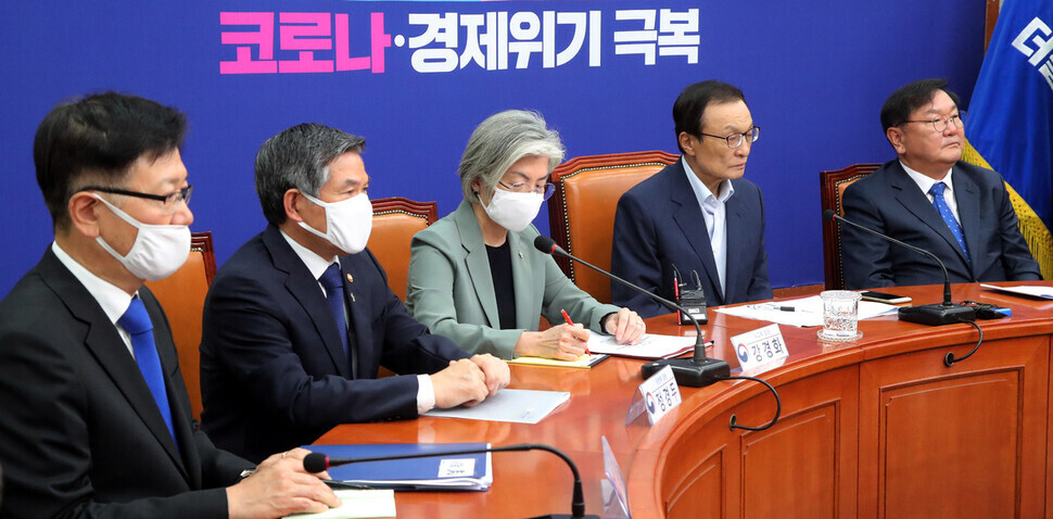 Vice Unification Minister Suh Ho (from the left), Defense Minister Jeong Kyeong-doo, Foreign Minister Kang Kyung-wha, Lee Hae-chan, leader of the Democratic Party, and Kim Tae-nyeon, Democratic Party floor leader, during a partake in a National Security meeting on diplomacy, natural security, and unification on June 18. (Kim Gyoung-ho, staff photographer)