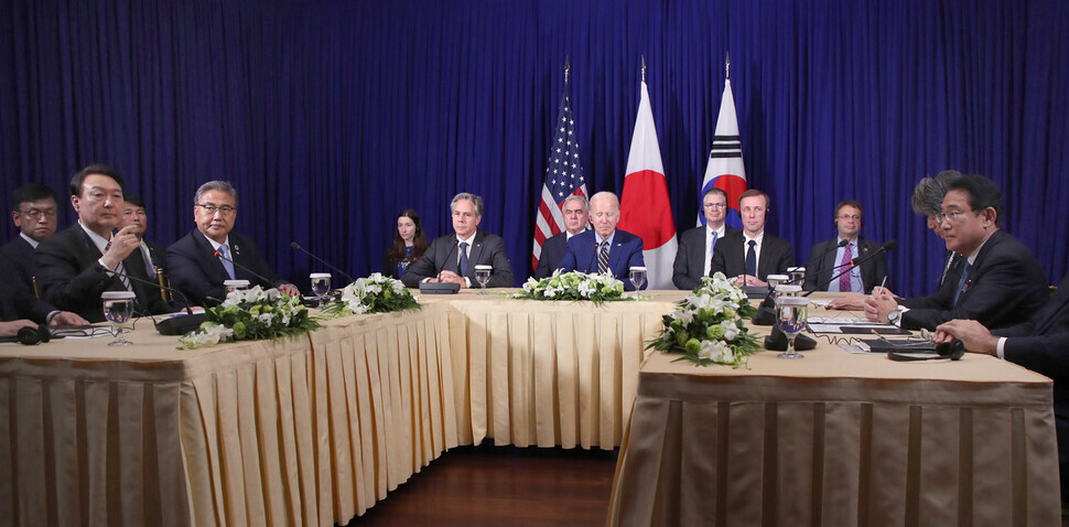 President Yoon Suk-yeol of South Korea (left) speaks during a summit with President Joe Biden of the US and Prime Minister Fumio Kishida of Japan in Phnom Penh, Cambodia, on Nov. 13. (Yoon Woon-sik/The Hankyoreh)