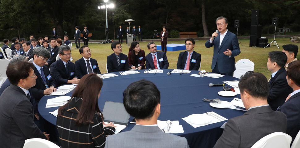 South Korean President Moon Jae-in talks to reporters at the Blue House on Oct. 25. (provided by the Blue House)