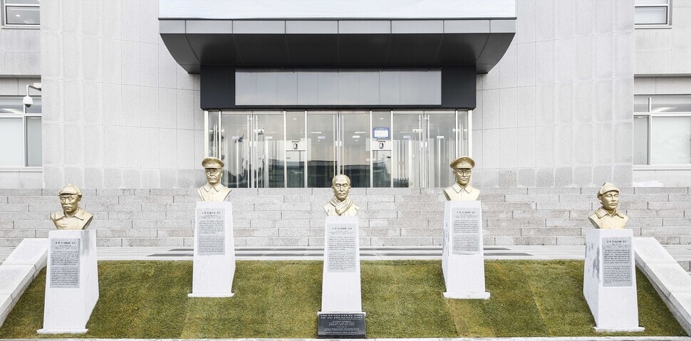 Busts of five heroes of Korea’s war for independence stand outside the entrance to the Korea Military Academy on March 1, 2018. From left to right are Gen. Hong Beom-do, Gen. Ji Cheong-cheon, the thinker Lee Hoe-yeong, Gen. Lee Beom-seok, and Gen. Kim Kwa-jin. (courtesy of the ROK Army) Caption 2-2: