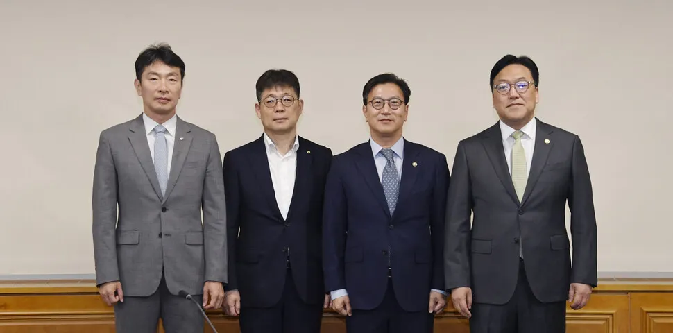원화 급락에 비상! F4, 금융·외환시장 24시간 철통 경계령 발동