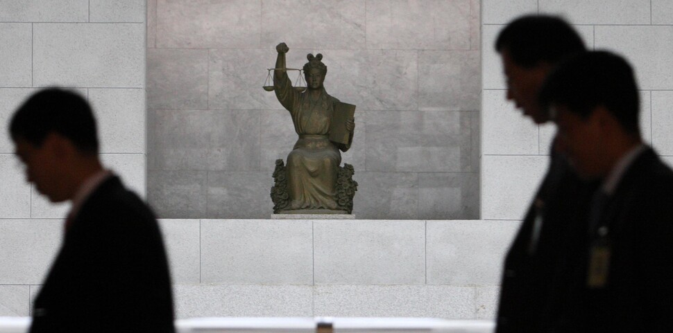 서울 서초동 대법원 내 조형물인 ‘정의의 여신상’ 앞을 직원들이 지나가고 있다. 한겨레 신소영 기자
