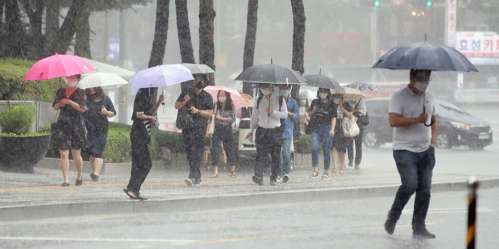 장맛비가 쏟아지는 2020년 7월29일 오전 서울 중구 숭례문 인근에서 우산을 쓴 시민들이 발걸음을 재촉하고 있다. 연합뉴스