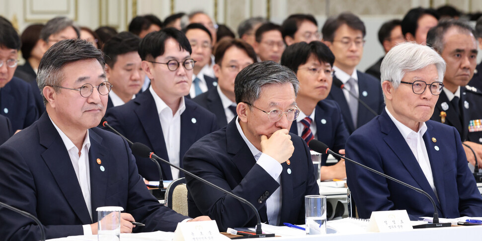 윤호중 행정안전부 장관, 정성호 법무부 장관, 최동혁 인사혁신처장(왼쪽부터)이 2026년 8월5일 청와대 영빈관에서 열린 행안부·법무부·검찰청 등에 대한 부처 업무보고에서 이재명 대통령의 발언을 듣고 있다. 연합뉴스