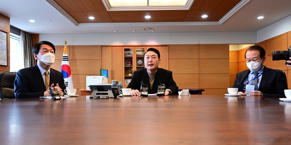 President-elect Yoon Suk-yeol speaks to reporters at the office of the president-elect in Seoul’s Jongno District on Monday. (pool photo)