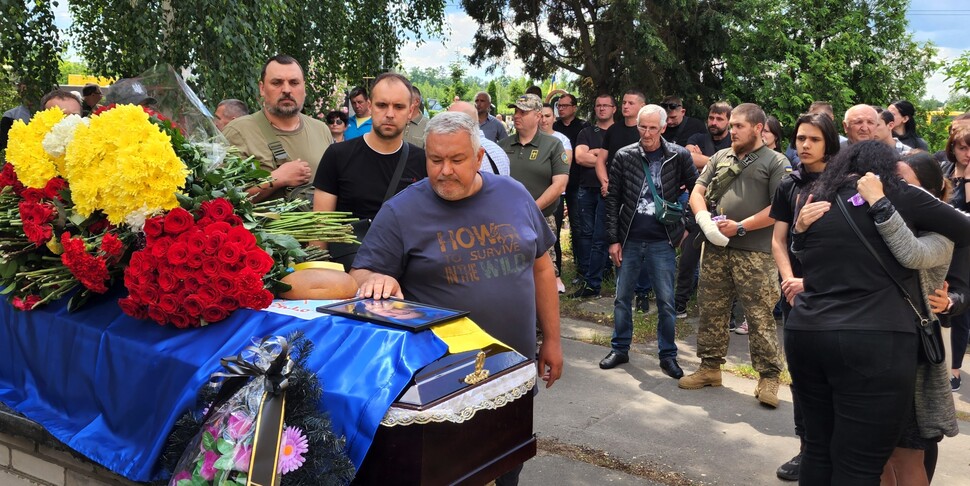 우크라이나 루한스크 지역에서 복무하다 2022년 6월12일(현지시각) 전사한 보흐단 므콜라요브치 사블린 선임병의 장례식이 6월18일 낮 부차의 공동묘지에서 열리고 있다.