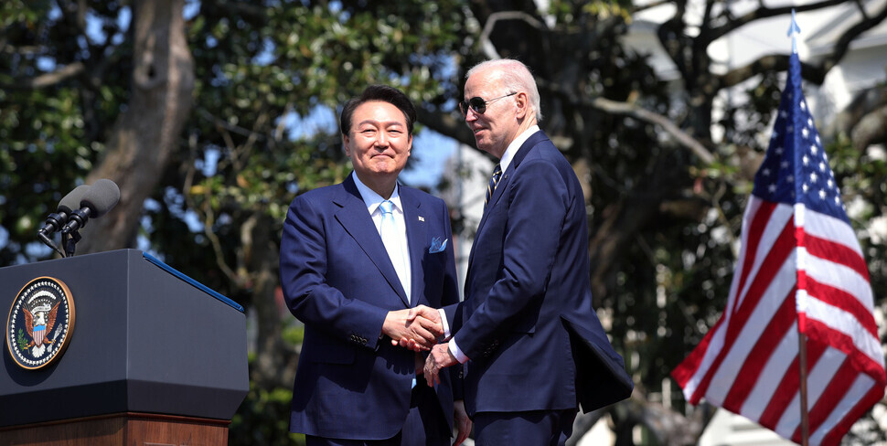 President Yoon Suk-yeol of South Korea shakes hands with US President Joe Biden at a welcome ceremony held at the White House on April 26 (local time). (Yonhap)