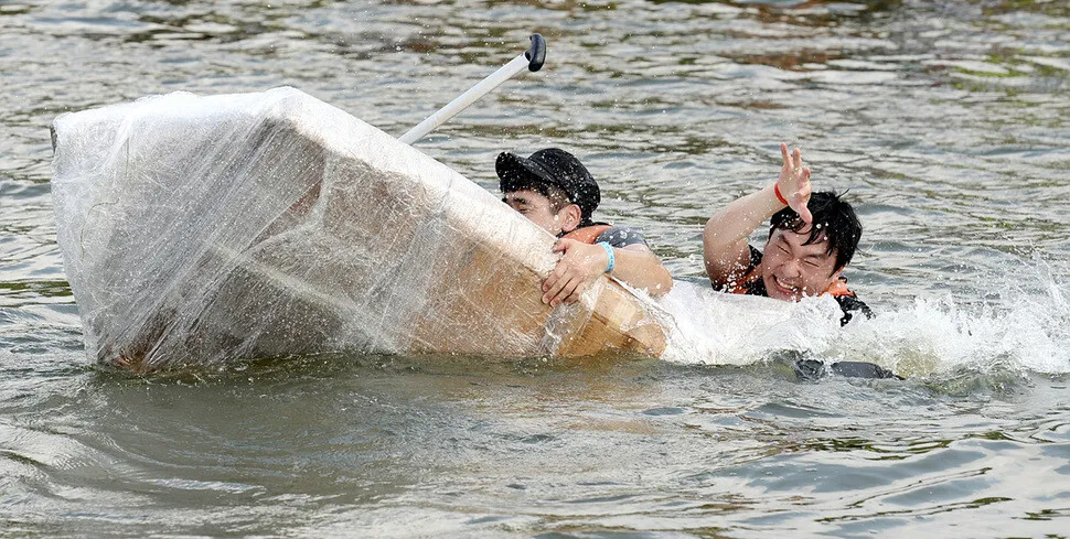 [Photo] Recycled paper boat race across the river