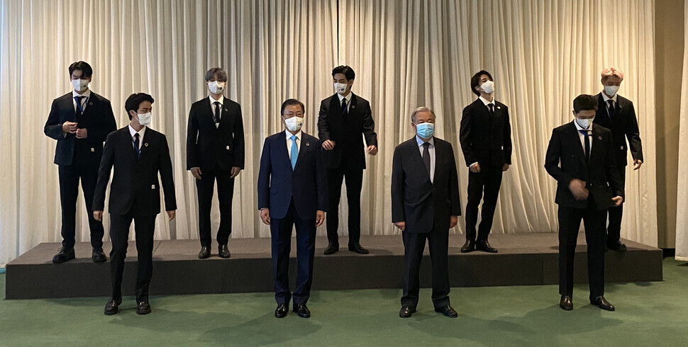 President Moon Jae-in poses for a photo with members of BTS and UN Secretary-General Antonio Guterres (bottom, second from right) ahead of the SDG Moment opening ceremony on Monday. (provided by the Blue House)