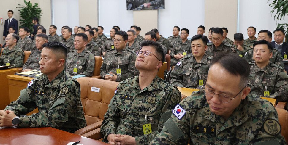 10일 오후 국회 국방위원회 전체회의에서 이상현 1공수여단장(오른쪽), 김정근 3공수여단장(가운데), 안무성 9공수여단장(왼쪽)을 비롯한 군 장성들이 계엄 당시 군에 대한 질타가 이어지자 침통한 표정을 짓고 있다. 연합뉴스