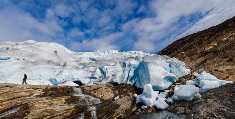 2023년 예산안부터 재정의 온실가스 감축 효과를 측정하는 ‘온실가스감축인지 예산서’ 작성이 시행된다. 노르웨이의 빙하가 녹은 모습. REUTERS