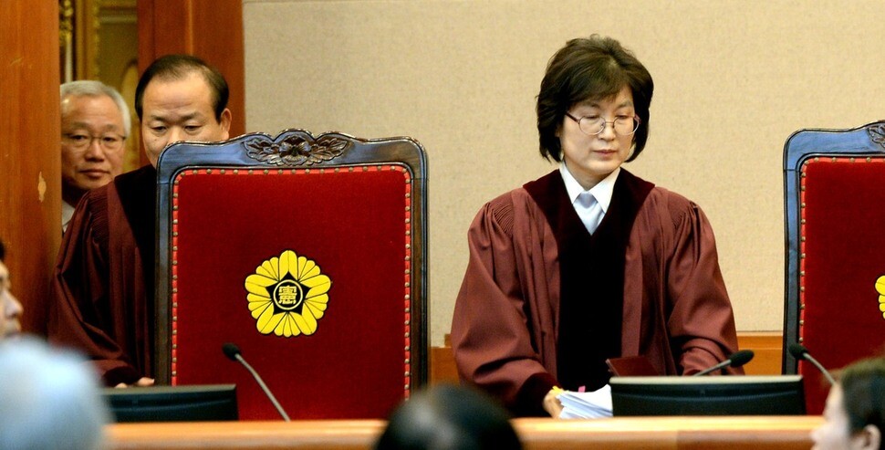 Acting Constitutional Court president Lee Jung-mi enters the eleventh session of arguments in Park’s impeachment trial on Feb. 7. (pool photo)