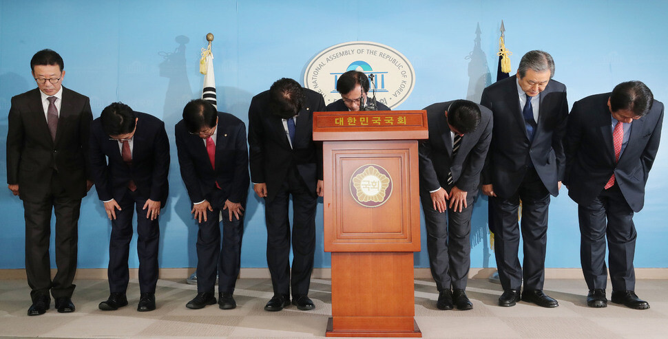 Lawmakers of the Bareun Party announce their decision to rejoin the Liberty Korea Party at a press conference in the National Assembly on Nov. 6. From left are Hong Cheol-ho
