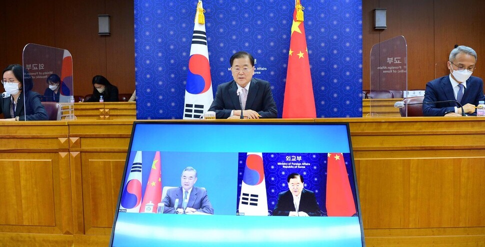 South Korean Minister of Foreign Affairs Chung Eui-yong speaks with Chinese counterpart Wang Yi via virtual conference on Feb. 28. (provided by the Ministry of Foreign Affairs)